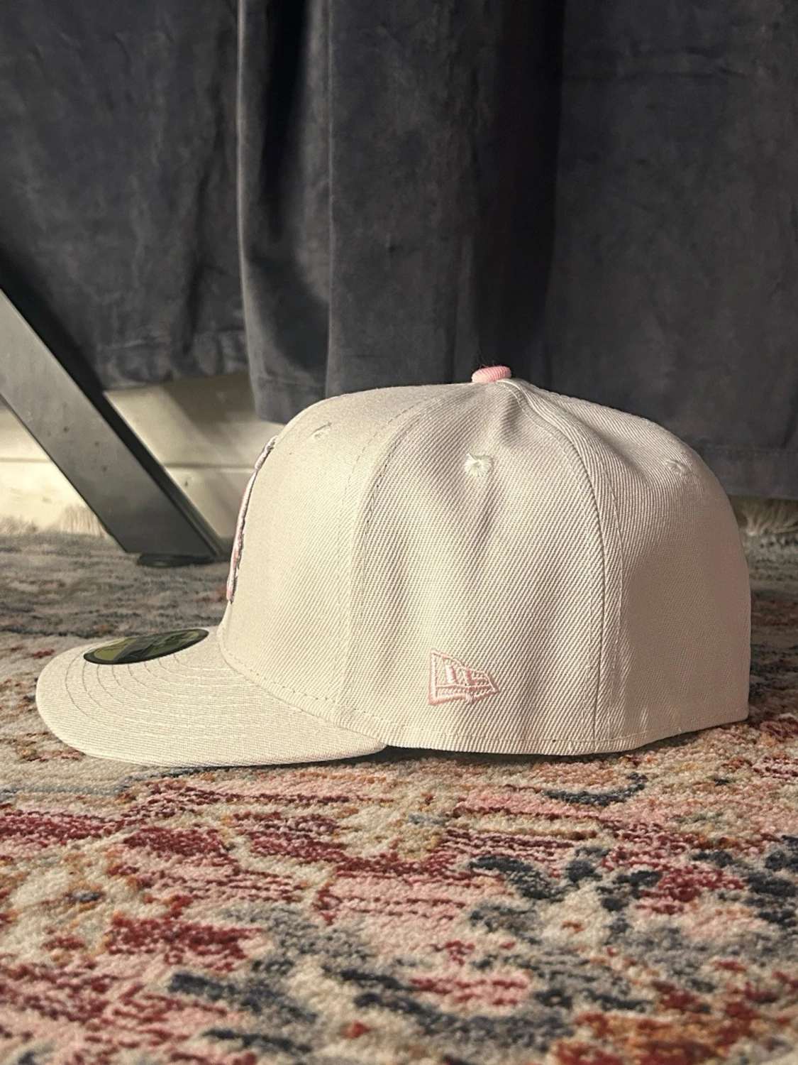 Vit New Era keps med rosa brodyr - 1