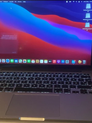 MacBook Pro - Snygg och välfungerande MacBook Pro från Apple. Datorn har bakgrundsbelyst tangentbord och tydlig Retina-skärm. Skicket ser bra ut med endast mindre tecken på normalt slitage. Perfekt för studier, arbete eller kreativt skapande DOCK ÄR LADDAREN VÄLDIGT SLITEN MEN FUNGERAR UTAN PROBLEM .