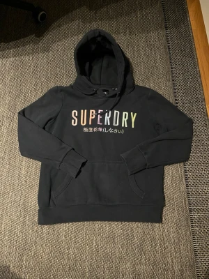 Superdry hoodie, storlek xs - En schysst superdry hoodie, storlek xs. 