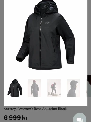 Arc'teryx Beta Ar jacket W black M - Snygg svart regnjacka från Arc'teryx med minimalistisk design och justerbar huva. Jackan är tillverkad i slitstarkt GORE-TEX-PRO-material som står emot regn och vind. Perfekt för utomhusaktiviteter och äventyr. Dragkedjor framtill och vid fickor.
