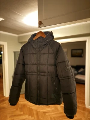 CP Company jacka (S) - Tja! Säljer denna feta och varma jacka från CP Company (storlek S) Säljer för ett väldigt billigt pris just nu pga att det snart är dags för vår/sommar, det finns inga defekter på den och ifall du vill se bättre/detaljerade bilder så hör gärna av dig.
