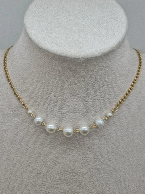 Stilfullt halsband med pärlor  - Material-rostfritt stål. Liknande Maria Nilsdotters smycke.✏️Beteckningen för rostfritt stål – 201 – en lägre klass, kan reagera snabbare med vatten, parfymer och oxidera.#19