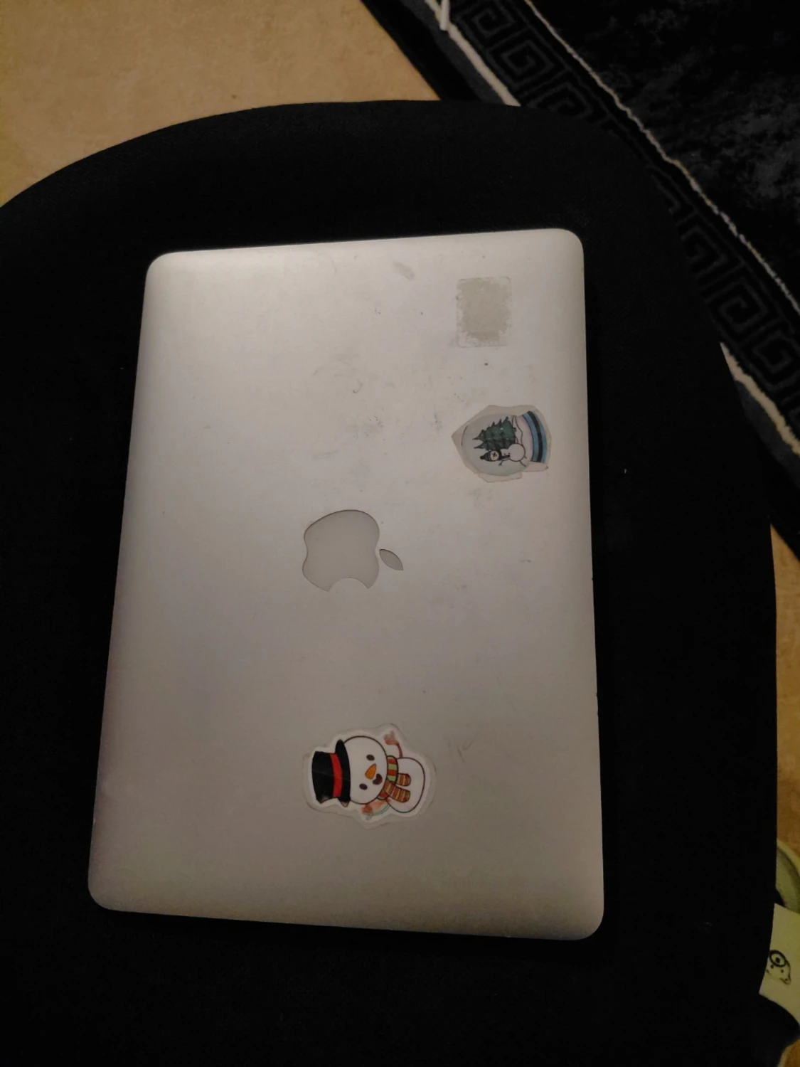 MacBook silver med klistermärken