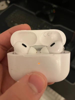Vita trådlösa hörlurar Air pods  - Säljer ett par vita trådlösa in-ear hörlurar från MULTIPON med laddningsetui. Hörlurarna har en stilren och kompakt design, perfekt för musik och samtal på språng. Laddningsetuiet har LED-indikator och hörlurarna är i plast. Högra funkar ej 