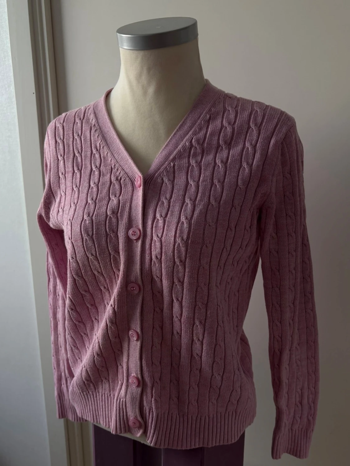 Rosa kabelstickad kofta – klassisk & feminin - 2