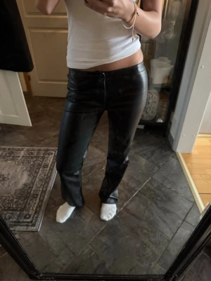 Skinnbyxor - Raka skinnbyxor från Lefties i storlek 164. Låg midja och stilren passform. Fint skick och passar mig som är 167 och brukar ha xs/s. Säljs då de inte längre används. 🖤