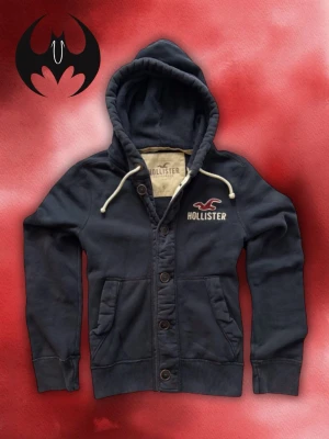 Svart Hollister Kofta - Mörkblå Hollister | mycket bra skick | Size S | Längd: 64cm Axelbredd: 44cm Armlängd: 66cm | Modell, 178cm 60kg |Lägg endast bud med avsikt att köpa, inga fördröjning!