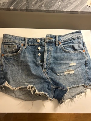Shorts från Zara - Super snygga jeansshorts från Zara. Ganska små i storleken därav är min vanliga storlek lite för liten. Använda sparsamt💕