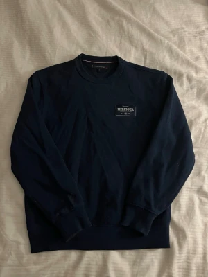 Mörkblå sweatshirt Tommy Hilfiger - Snygg mörkblå sweatshirt från Tommy Hilfiger. Bra skick.