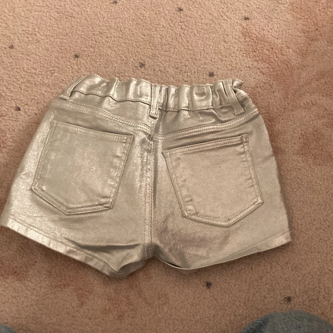 Silvriga metallicshorts med fickor - 1