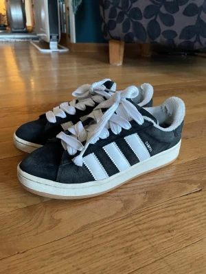 Svarta Adidas Campus skor - Helt okej skick. De är använda en del i ungefär ett år, ända skadan är de i bakre hälen och lite smutsiga. Skickar snabbt!! 
