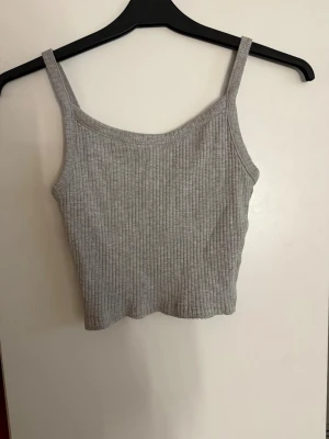 Cropped linne - Ett ribbat grått linne