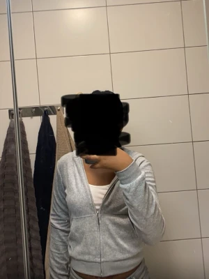 Ljusgrå vintage juicy couture  - Vintage juicy couture grå zip kofta. Storleken är XXS 