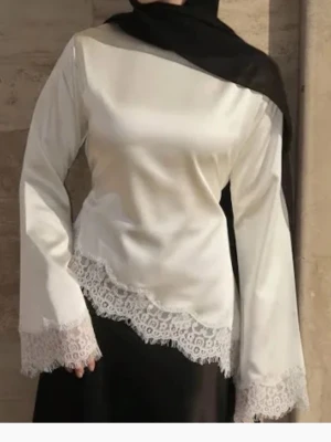 (SÖKER) spets topp med vida ramar  - Säker denna i XS/S, vit svart eller beige