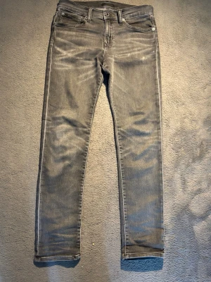Grå slim fit jeans polo Ralph lauren  - Snygga grå slim fit jeans från Ralph Lauren. Storlek 160. Använts många gånger men har fått snygga stains, förklarar också det billiga priset.