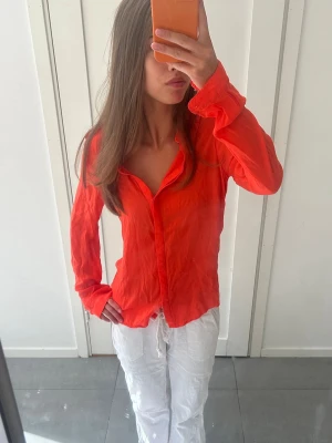 Korall skjorta - Säljer en superfin skjorta i korall/orange färg!❤️ köpt för länge sen från Zara, men knappt använd! Storlek M men passar även S och XS! Köpt för 500 kr, säljer för 290.