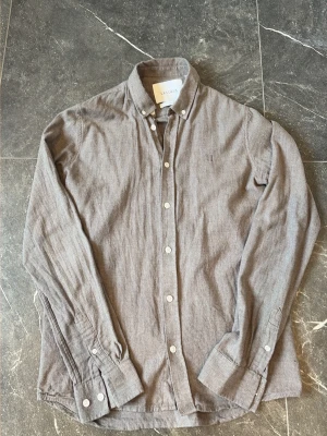 Skjorta LES DEUX S - En snygg skjorta från LES DEUX. Har använts ett fåtal gånger och har inga defekter. Storlek S och slim fit. 100% bomull