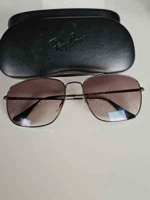 Ray-Ban  - Solglasögon från Ray-Ban i klassisk pilotdesign. Lätt metallbåge och tonade rosa glas. Ger stil, komfort och bra skydd mot solen.
