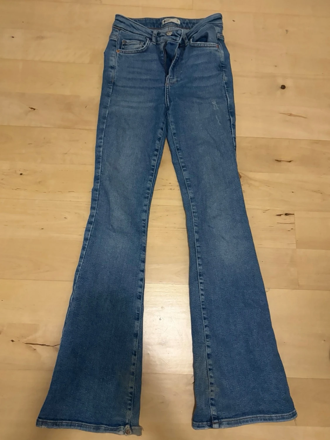 Blå bootcut jeans med hög midja