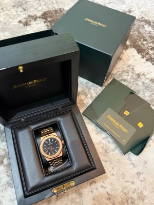 Audemars Piguett Royal Oak klocka - Allt som syns på bilden medföljer 