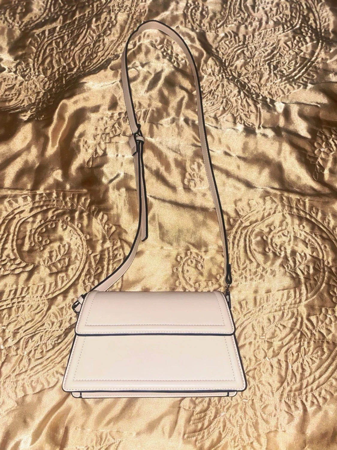 Beige/krämvit väska 