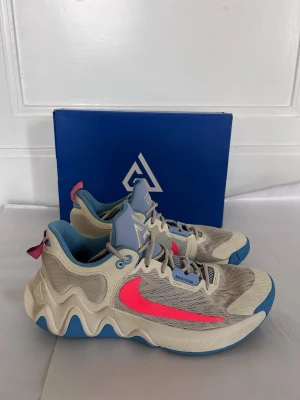 Basketskor Nike Giannis Immortality 2 - Nike Giannis Immortality 2 basketskor - Mycket fint skick, endast lite skrap och färgskiftning - Storlek 43 - Lätta och studsiga, väldigt bra grepp - Tveka inte att höra av er vid frågor eller intresse! /Sthlmreuse
