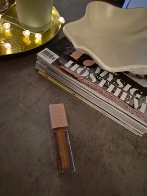 Gloss - Superfint läppglans, en snygg brun-guldig nyans med shimmer. Kommer i en stilren fyrkantig förpackning med ljusrosa lock och genomskinlig kropp som visar färgen. Perfekt för dig som vill ha glansiga och fylliga läppar. Färg 19 gold. Ny