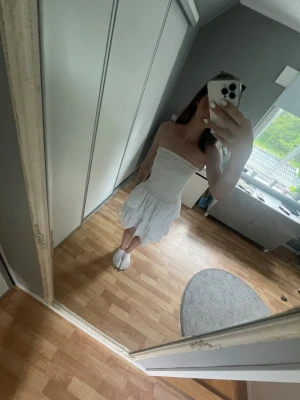 Superfin vit klänning från kidsbrandstore - Söt vit kortklänning med tajt överdel och volang i nederdelen, använd endast på skolavslutningen och midsommar💓💓 superfin och passar perfekt nu till sommaren, midsommar och skolavslutningen💓💓man får även med två band som man kan sätta båda på och av, man får bestämma vad man gillar mest🤗💓 jag har inte använt banden någonting så de är i fint skick💓