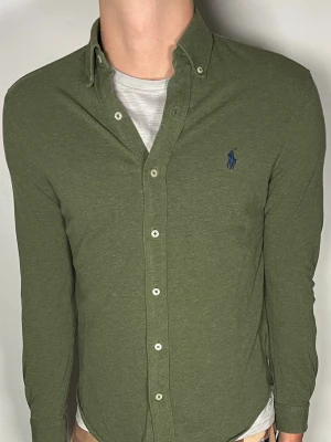 Ralph Lauren skjorta - Säljer en riktigt snygg och trendig Ralph Lauren skjorta i fint skick, storlek S, vid frågor är det bara att skriva //Gramenti