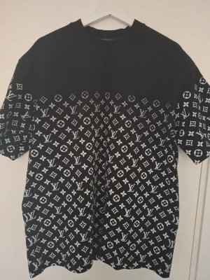 Svart Louis Vuitton t-shirt - Helt nytt t-shirt, oanvänd. 