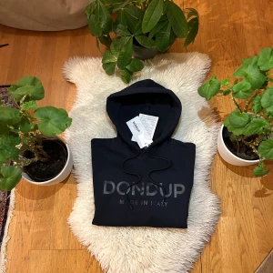 Dondup hoodie - Säljer nu en helt ny Dondup hoodie med tags. Storlek L, Färg Marinblå. Hoodien är väldigt populär och eftertraktad. Materialet är väldigt skönt och har extremt bra kvalité. Om du har några funderingar så är det bara att fråga på! 