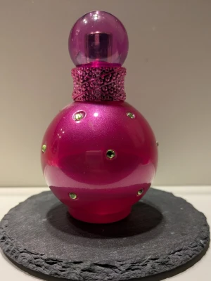 Fantasy parfym från Britney Spears - Säljer en ikonisk Fantasy parfym från Britney Spears. Perfekt för dig som gillar söta dofter. Ca 15 ml kvar.