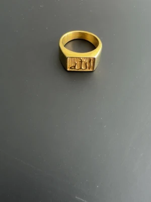 Guldplätterad ring (ALLAH)  - Guldring plätterad, står Allah i arabiska köpt för 190€ i Tyskland vilket motsvarar ungefär 2199:- svenska. Ring stl 18 