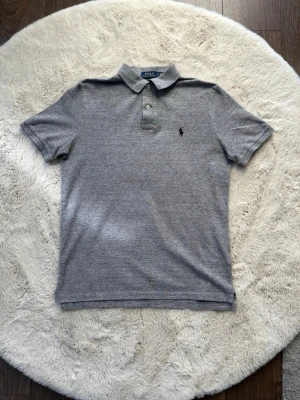 Polo Ralph Lauren Piké - Hej, Säljer denna sprillans nya Polo Ralph Lauren piké. Den är i storlek S i Herr med en jätte snygg grå färg. Perfekt inför sommaren! Längd: 71 Cm Bredd: 52 Cm Axlar: 45 Cm Skriv till mig om ni vill veta mer!😁