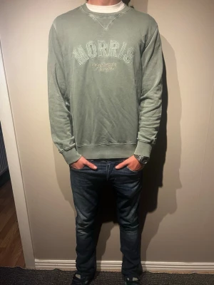 Grön sweatshirt från Morris - Grön sweatshirt/tröja ifrån morris i storlek S färgen är grön och modellen är 177cm och väger 65kg. Skriv för mer info✨✨