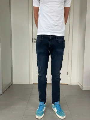 Replay Anbass Hyperflex Jeans - Säljer nu dessa Replay Anbass Hyperflex Jeans i en mörkblå/svart färg, W31 o L32, skriv för fler bilder/frågor🙌🏼
