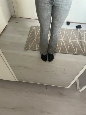 Gråa bootcut jeans med utsvängda ben - Säljer ett par gråa bootcut jeans med utsvängda ben och klassisk femficksdesign. Jeansen har en snygg tvättad look och normal midja. Perfekta för dig som gillar en avslappnad men trendig stil.