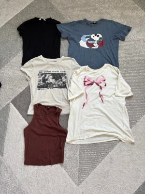 Toppar - Snygga toppar från H&M och SHEIN. Den med rosett har några fläckar men annars är de andra i mycket bra skick.