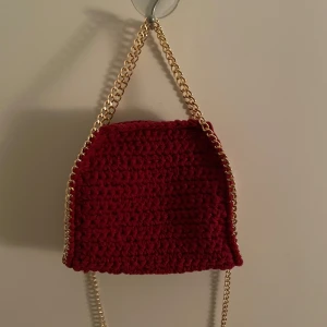 Vinröd virkad väska - Handgjord supersöt stellamccartney liknade väska. Det ingår både lång kedja och en knapp inuti. Den rymmer väldigt mycket och måttet är ungefär 20x18 cm!! ❤️❤️