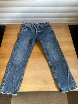 Lager 157 jeans Seattle - Klassiska blå lager 157 jeans med rak passform och hög midja. Jeansen har fem fickor, knappgylf och är tillverkade i kraftig denim. Perfekta för en avslappnad och tidlös stil.