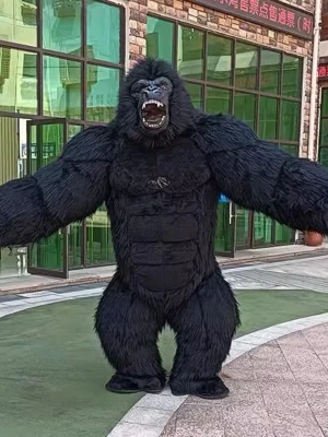 Stor gorilladräkt för maskerad & Halloween - Säljer en stor och realistisk gorilladräkt i svart med detaljerad päls, muskulös kropp och skrämmande ansikte. Dräkten täcker hela kroppen och har extra stora armar och bred överkropp för ett kraftfullt utseende.  Perfekt för Halloween, maskerad, cosplay eller event. Väldigt uppseendeväckande och garanterat något som folk lägger märke till.                              Säljer i fina skicket. Hör av dig vid frågor eller intresse.