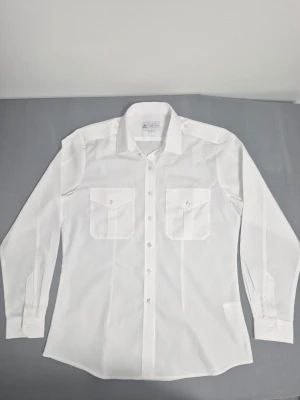Vit skjorta  - Vit långärmad skjorta. Jag har även små och stora storlekar.    For clean summer look. W40.  L70.