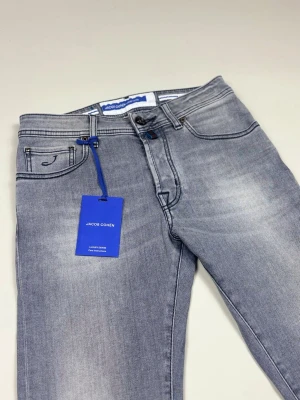 Jacob Cohën Bard Jeans - Jacob Cohën Bard Jeans | Modell: Bard | Slim fit | Skick: helt nya | Nypris: 5499+ kr | Storlek: W28 | Hör av dig vid minsta fundering eller fråga 📦