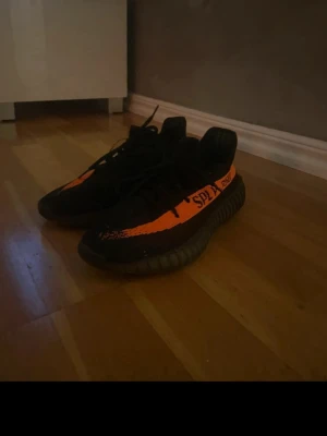 Yeezys skor - Hej! Säljer nu dessa snygga skor som är tyvärr för små för mig. De är bra skick skullle ja säga! 6/10. Priset kan diskuteras 