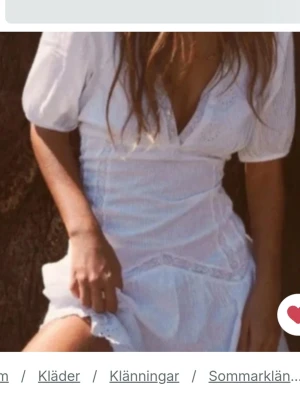 SÖKES!! - Jag söker den här vita korta sommarklänningen från Zara i storlek S med broderier och spets. Hör jätte gärna av dig om du har den och kan tänka dig att sälja eller vet nån som säljer! :)
