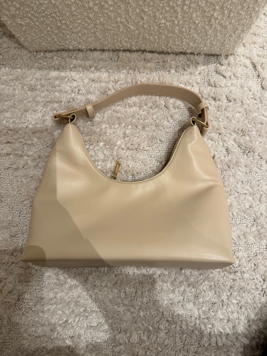 Beige axelremsväska i skinnimitation - 1