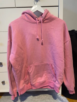 Rosa hoodie - En tjock rosa hoodie från bik bok. Använd några gånger men i bra skick. Har en fin passform och är lite oversized. 