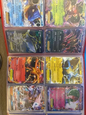 Pokémon GX/EX kort samling - Samling med Pokémon GX och EX-kort i plastficka. Flera populära och sällsynta kort som Blastoise, Charizard, Rayquaza, Espeon och Mewtwo. Färgglada och glansiga motiv, blandade typer och generationer. Perfekt för samlare eller Pokémon-fans som vill utöka sin kortlek.