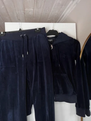 Mörkblått Juicy Couture sett - Säljer detta mörkblåa Juicy counture sett. Köpt från pondus. Använt men inga tydliga tecken på användning. 