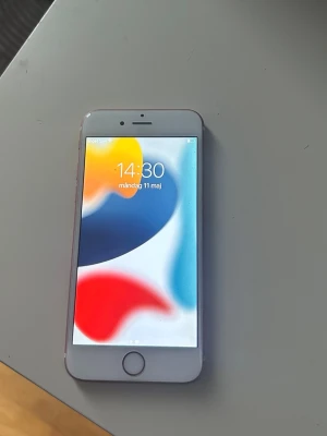 iPhone 6S Rosa - iPhone 6s Rosa  Fullt fungerande, inga sprickor på varken fram eller baksida, inga bucklor. Inga större synliga repor. Touch ID fungerar som det ska, Kamera fram och bak fungerar som det ska. Laddare ingår ej.   Enda problemet är nåt litet fel i visningen på skärmen, då det visas nån liten symbol på skärmen, men inget som stör den allmänna funktionen överlag och knappt att man lägger märke till det.   Lagringsutrymme: 64GB 
